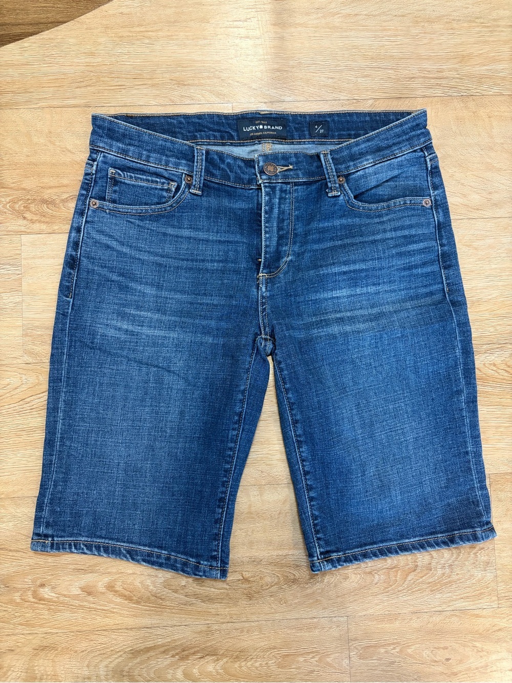 Lucky Brand Shorts Womens 4/27 Blue Denim The Bermuda Thigh Fade
Whisker